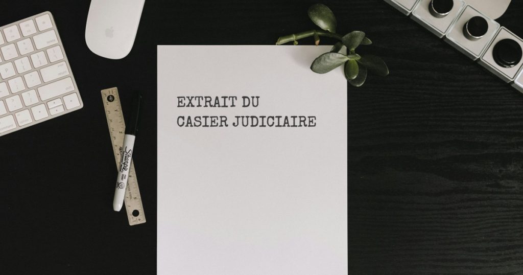 Extrait de casier judiciaire : feuille blanche posée sur un bureau